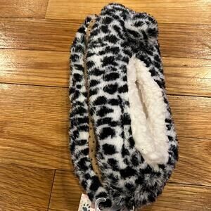 Cozy Critter Company Animal Print Sherpa Cozies White Gray Black S/M 6-7.5